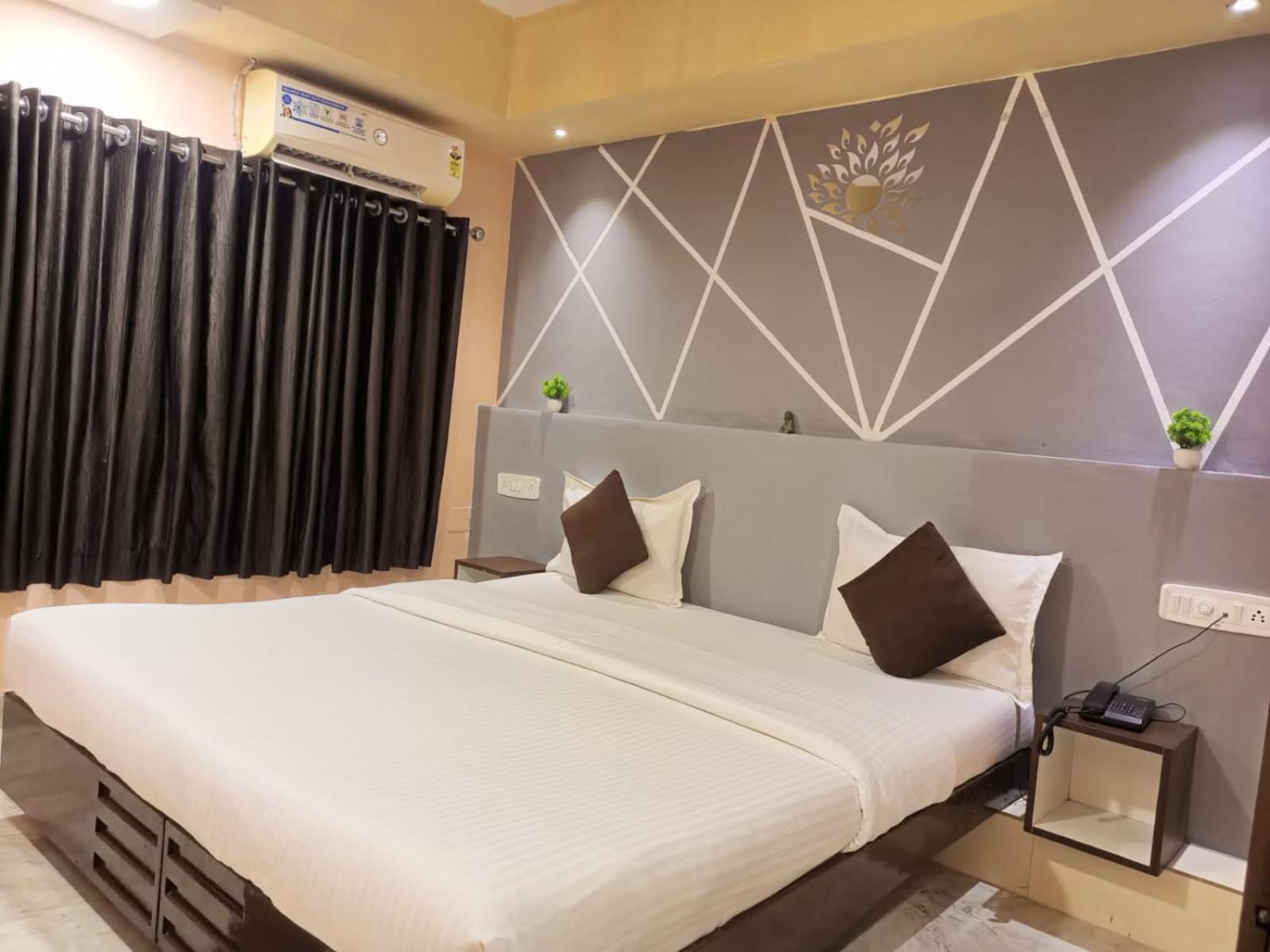 Hotel Harmony Jamnagar Bagian luar foto